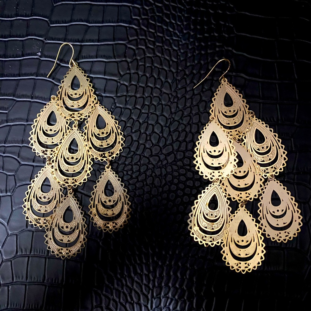 Chandelier earrings gold